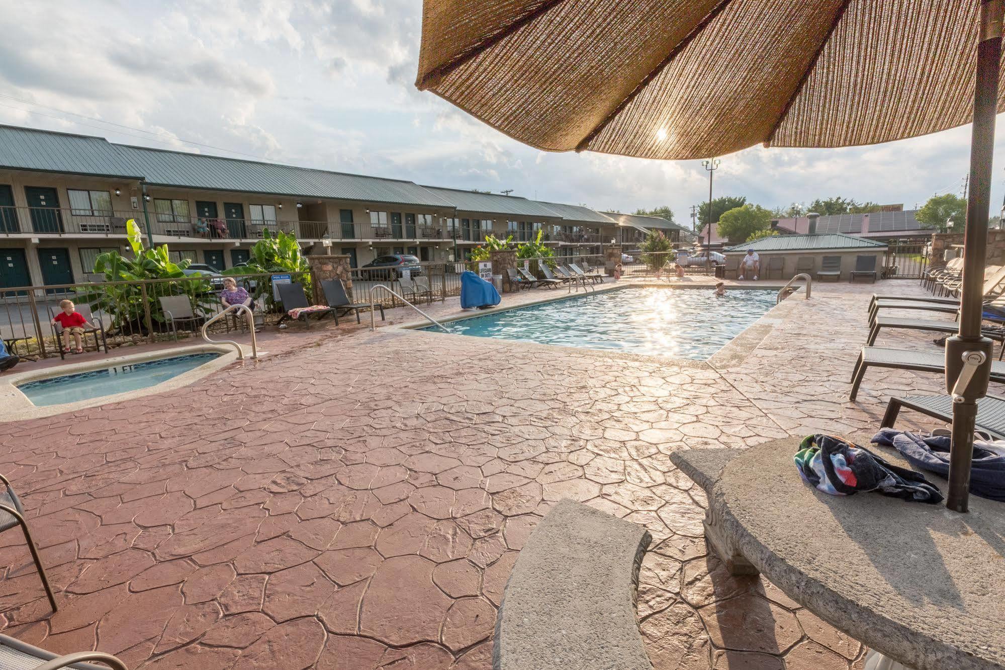 Mountain Breeze Motel Pigeon Forge Exterior photo